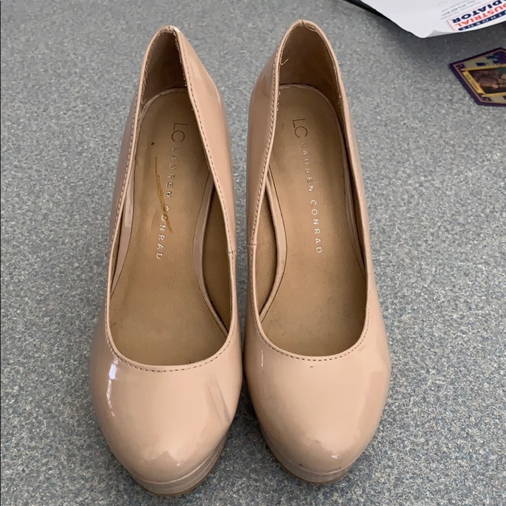 Nude pumps
